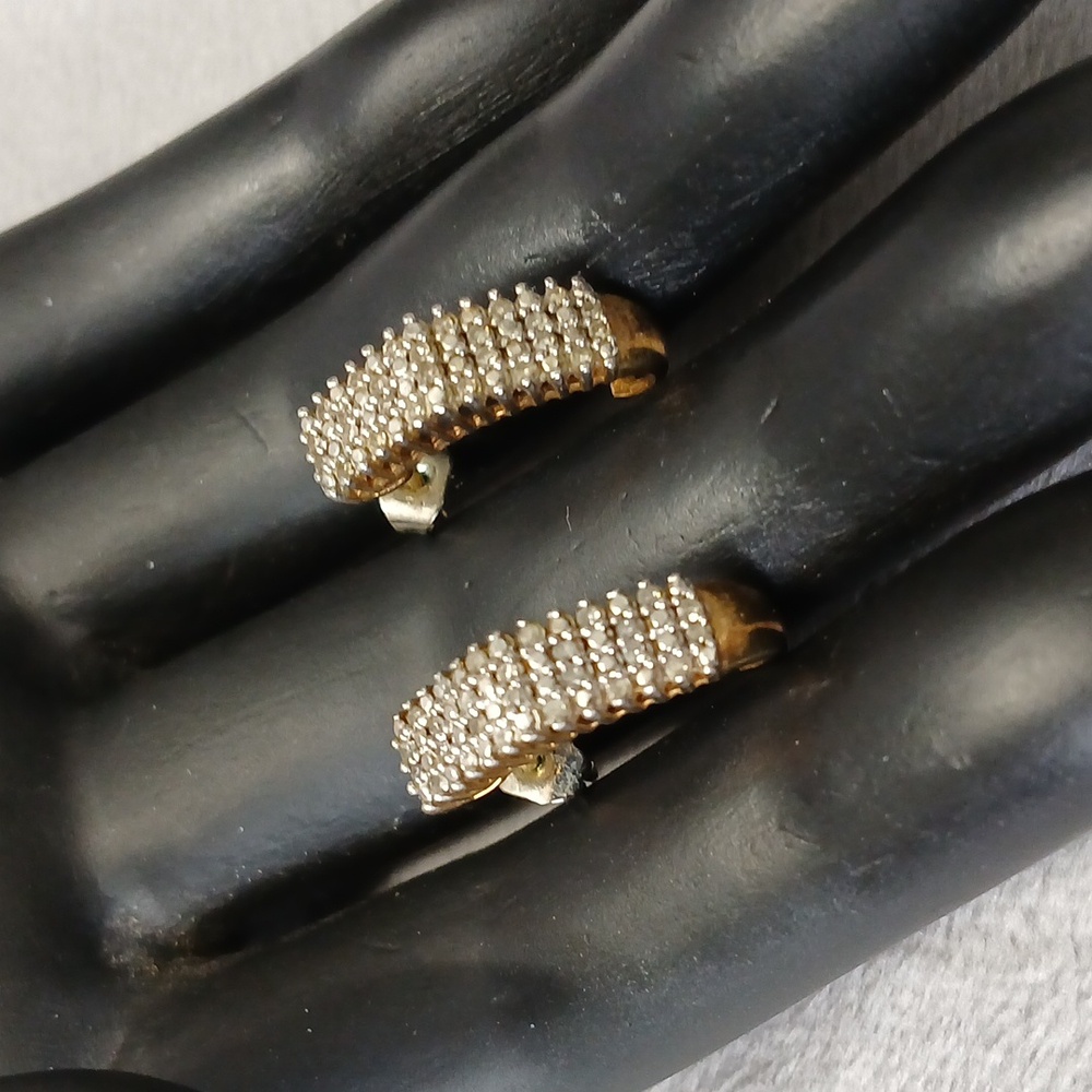 Elegant Gold and Diamond Women's Earrings - Picture 2 of 12